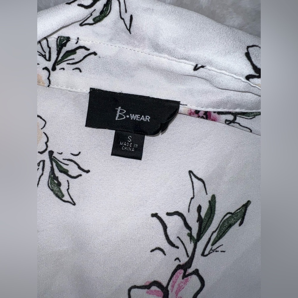 4/$10 Bundle Sale: EUC Floral Button Down Collar Blouse - Picture 3 of 5